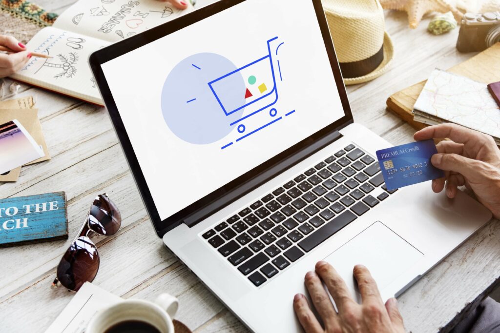 Création de boutique sur marketplace : illustration avec ordinateur, panier et carte bancaire.