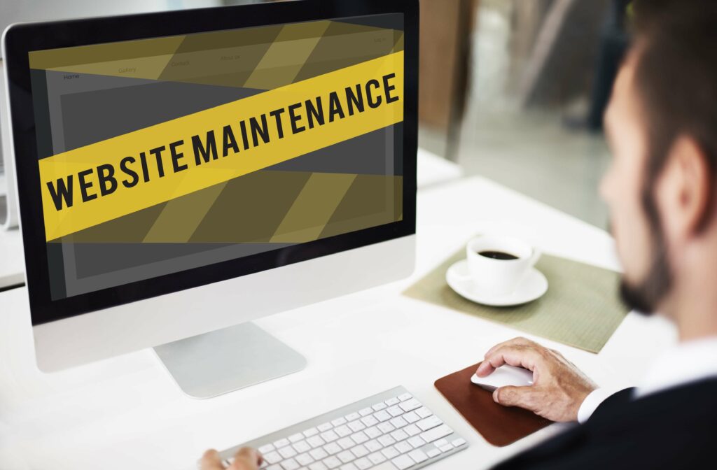 Écran d’ordinateur affichant une maintenance de site web en cours pour une PME